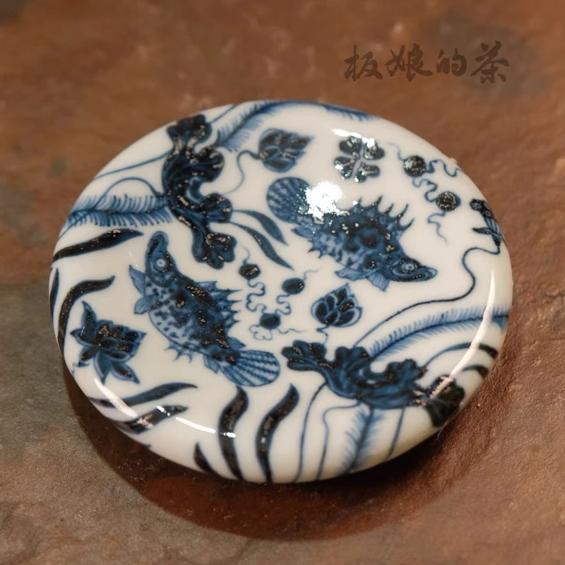 板娘的茶 焱谷青花精工手绘鱼藻纹盖置 直径8.5cm，yg061