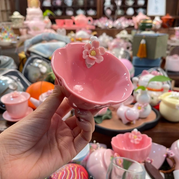 树莓粉陶瓷手工捏花主人杯