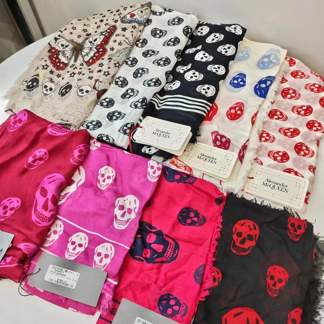 全新未使用 Alexander McQueen/亚历山大·麦昆 蔚蓝/骷髅头 披肩