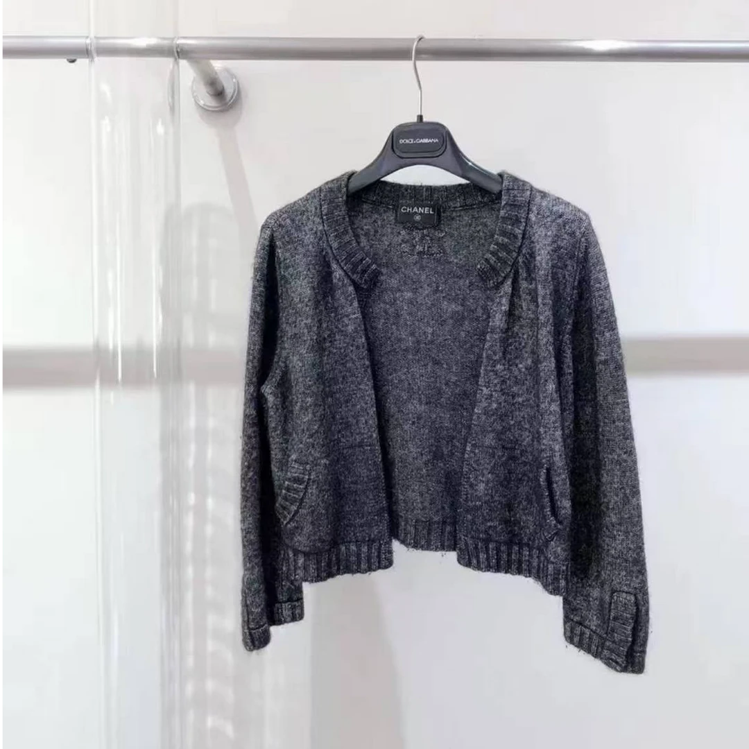 99新 Chanel/香奈儿 蔚蓝/深灰色浮雕logo羊绒开衫外套  40码