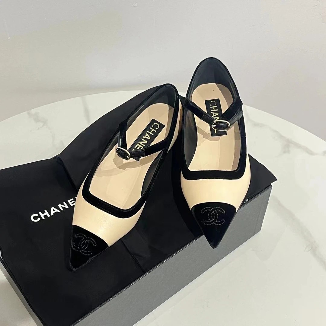 全新未使用 Chanel/香奈儿 22K尖头黑丝绒拼米色平底鞋 35.5码