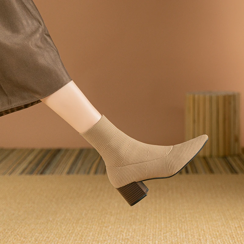 针织女鞋时尚百搭短靴单靴尖头瘦瘦显瘦秋冬弹力套脚女靴洋气粗跟