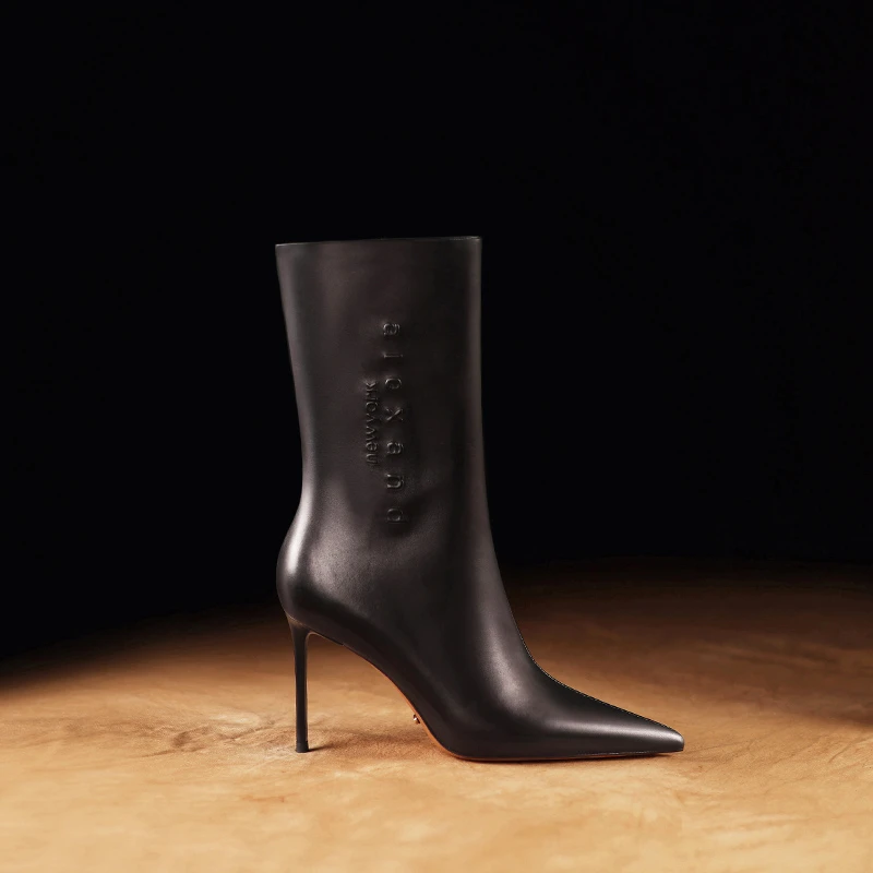 「平替好物」时髦细跟超模靴子气质尖头高跟短靴女网红款真皮中筒靴