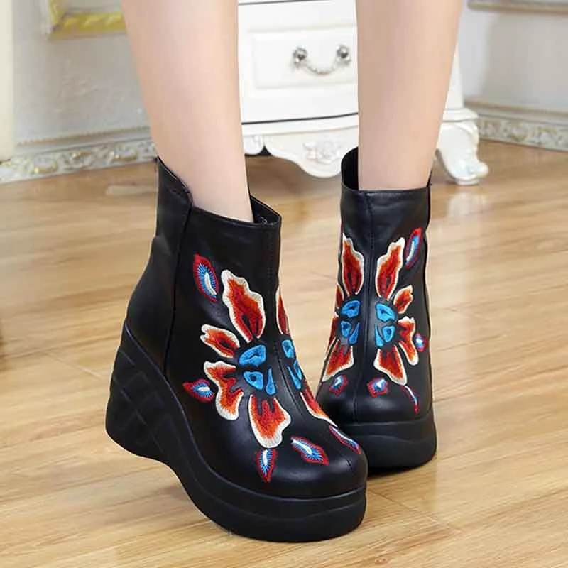 民族风真皮刺绣花朵短筒女靴坡跟厚底防水台秋冬款加绒高跟马丁靴