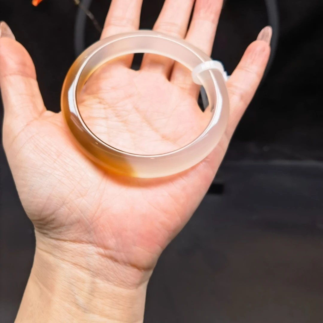 天然玛瑙手镯。深半糖