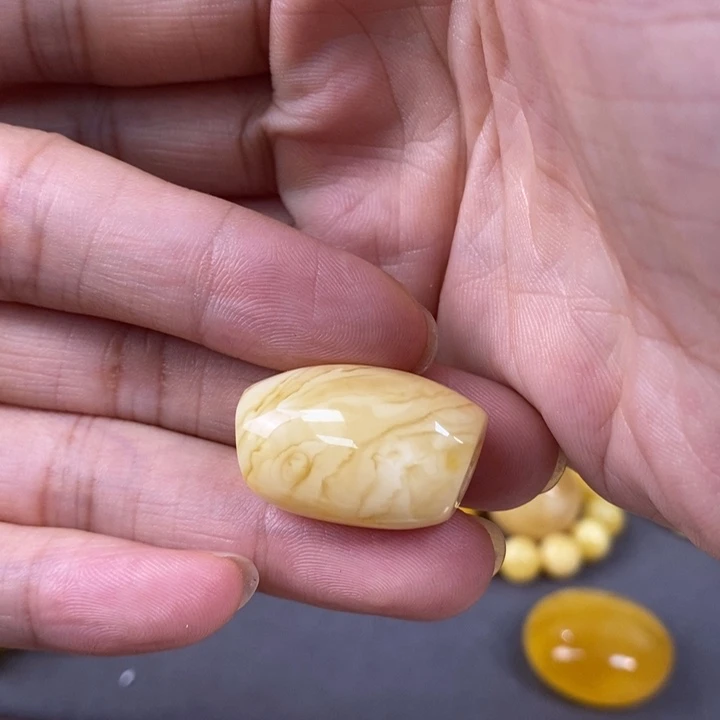 【闪购商品】琥珀裸石未镶嵌我**芊马蹄珠