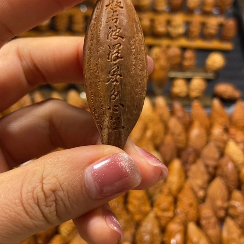 【闪购商品】橄榄核核雕木*我698