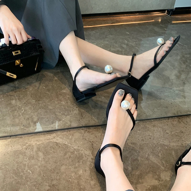 【葡萄妈同款】简约方头珍珠夹趾高跟鞋一字扣带小粗跟凉鞋女夏新款