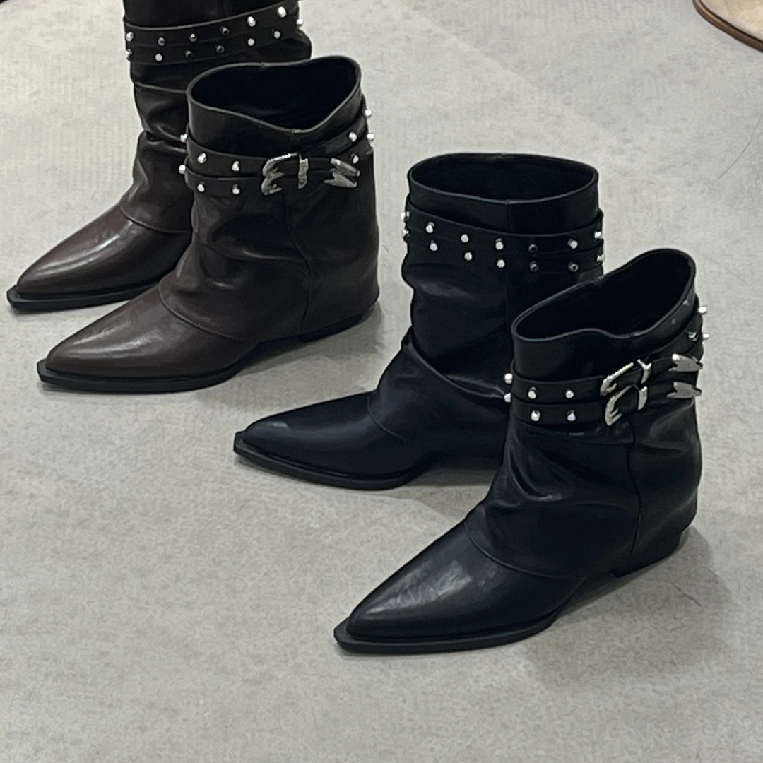 吴小姐～2024秋冬新款粗跟尖头短靴时尚百搭小众铆钉皮带扣时装靴
