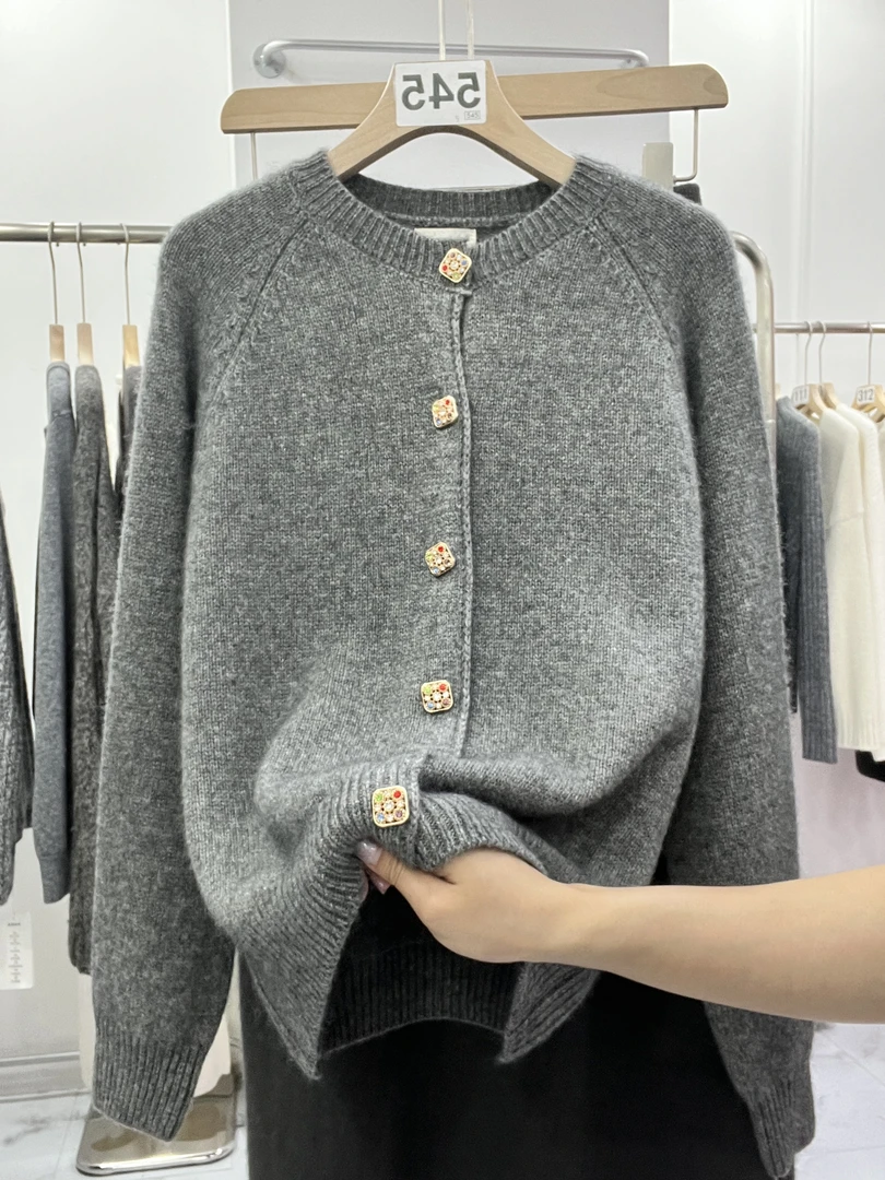 2024秋新款针织衫女款圆领镶钻纽扣羊毛开衫外套高级感独特上衣