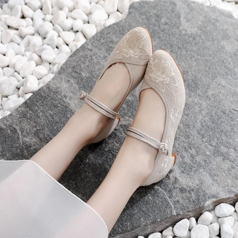 老北京布鞋女新款增高粗跟国风风绣花鞋民族风复古方跟夏季单鞋