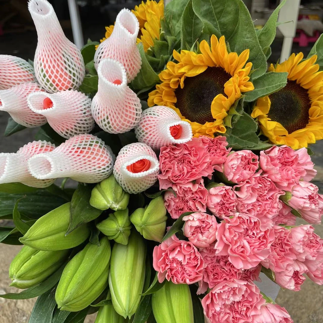 粉玫瑰10枝+百合10朵+康乃馨20枝+向日葵5枝+配草 云南昆明基地发
