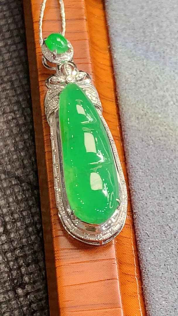 18K金镶嵌天然翡翠吊坠满绿精美时尚满色
