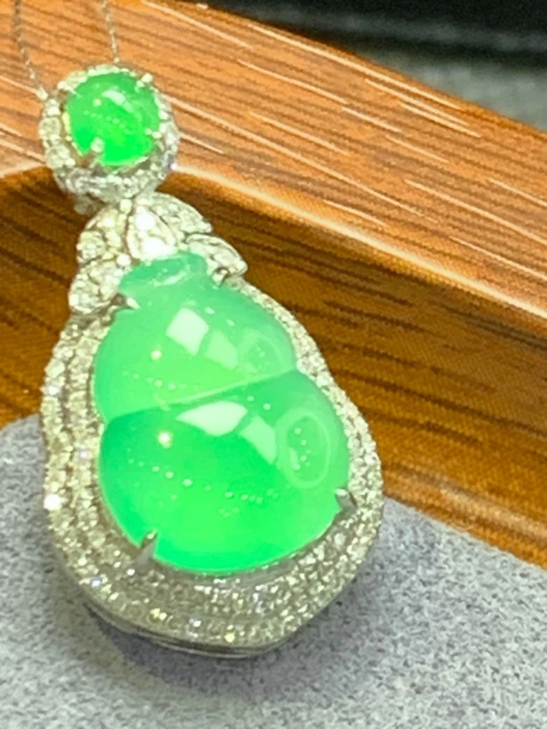 18K金镶天然翡翠吊坠冰种翠绿