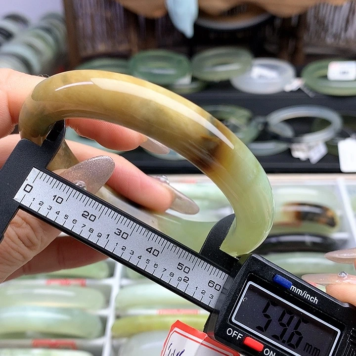 蛇纹石玉手镯未镶嵌825