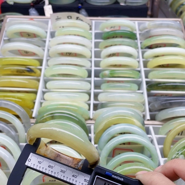 蛇纹石玉手镯未镶嵌192