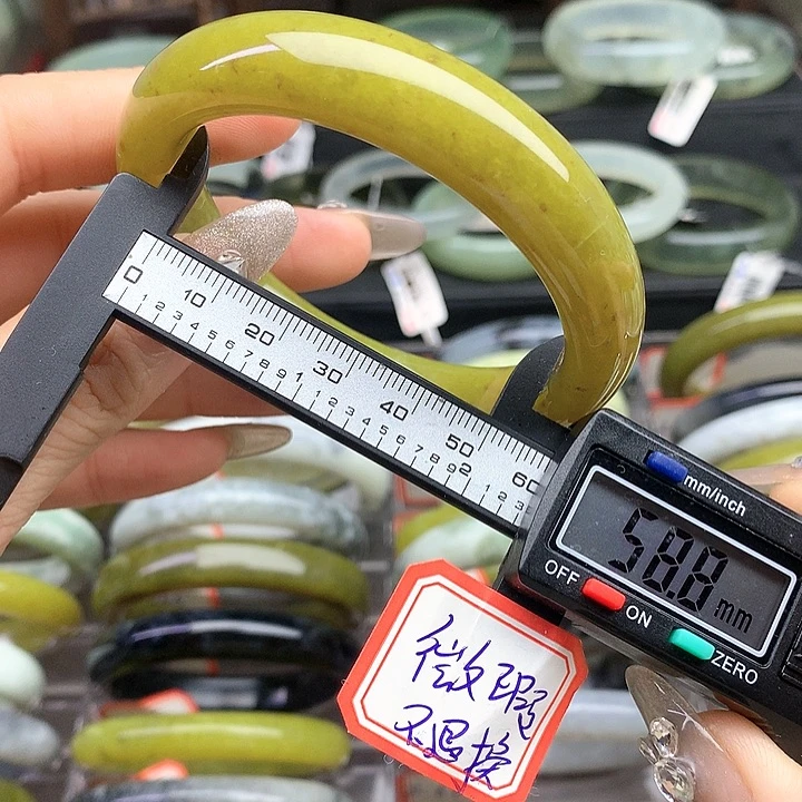 蛇纹石玉手镯未镶嵌268