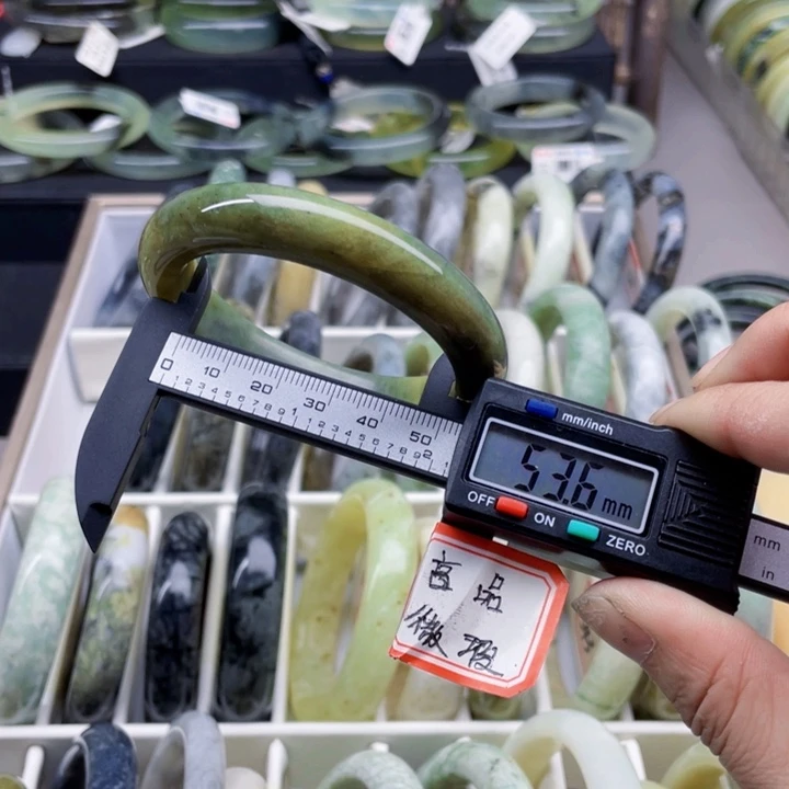 蛇纹石玉手镯未镶嵌340