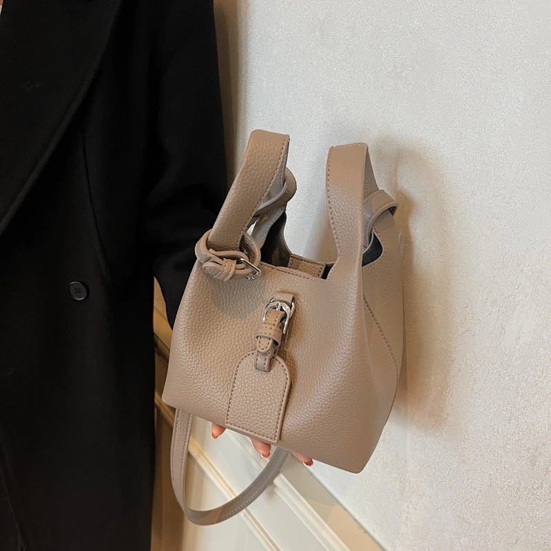 超火菜篮子手提包包女新款秋冬外出小拎包复古通勤斜挎水桶包