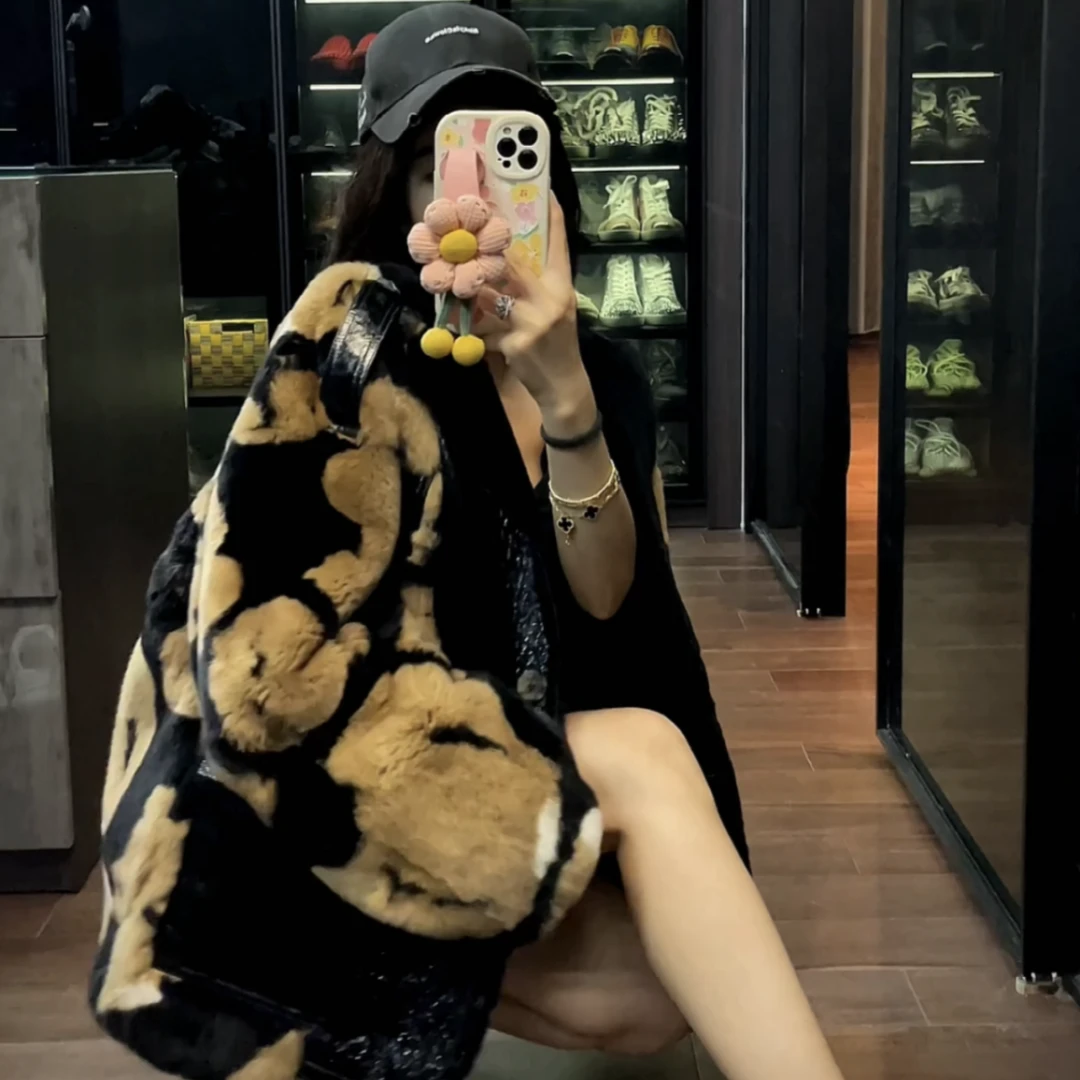 【女团】新款小熊皮毛一体外套22833时尚冬季设计师秋冬轻奢黑白