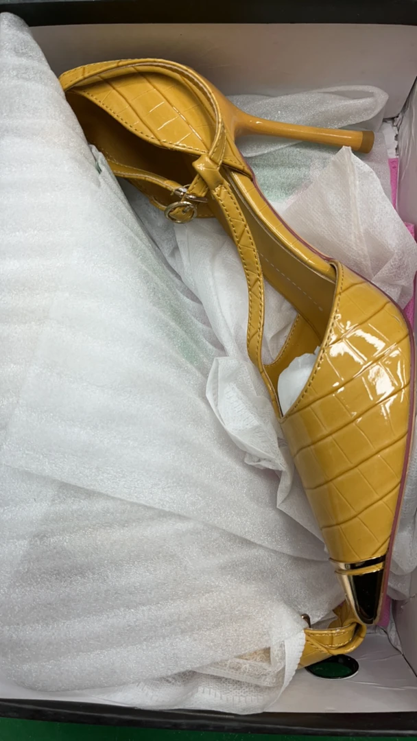 254时尚断码中空高跟凉鞋