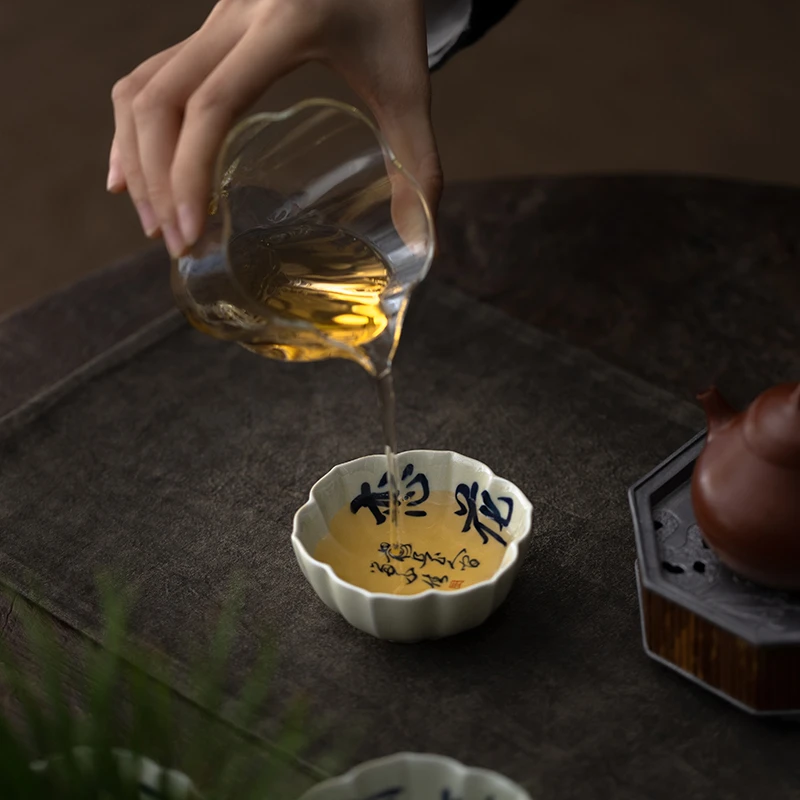 草木灰花边居山普洱茶杯陶瓷茶具品茗杯釉下彩手绘主人杯