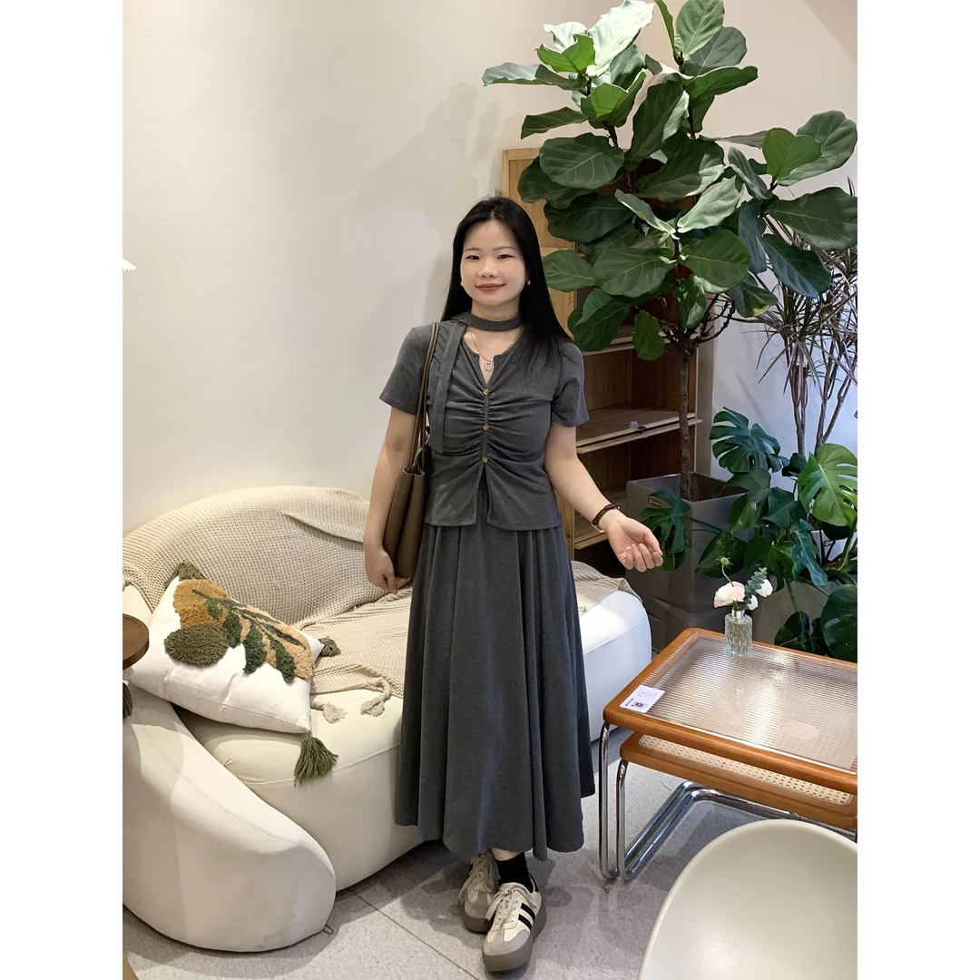 奈看家【魅力磁场】小众开叉不规则V领短袖+中长款半裙两件套