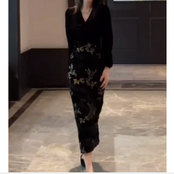 2024秋季新款女装网红气质休闲轻奢爆款高级V领裙子女潮流