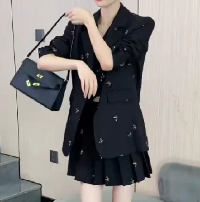 2024秋季新款女装网红气质休闲轻奢爆款外搭裙子三件套减龄吉祥