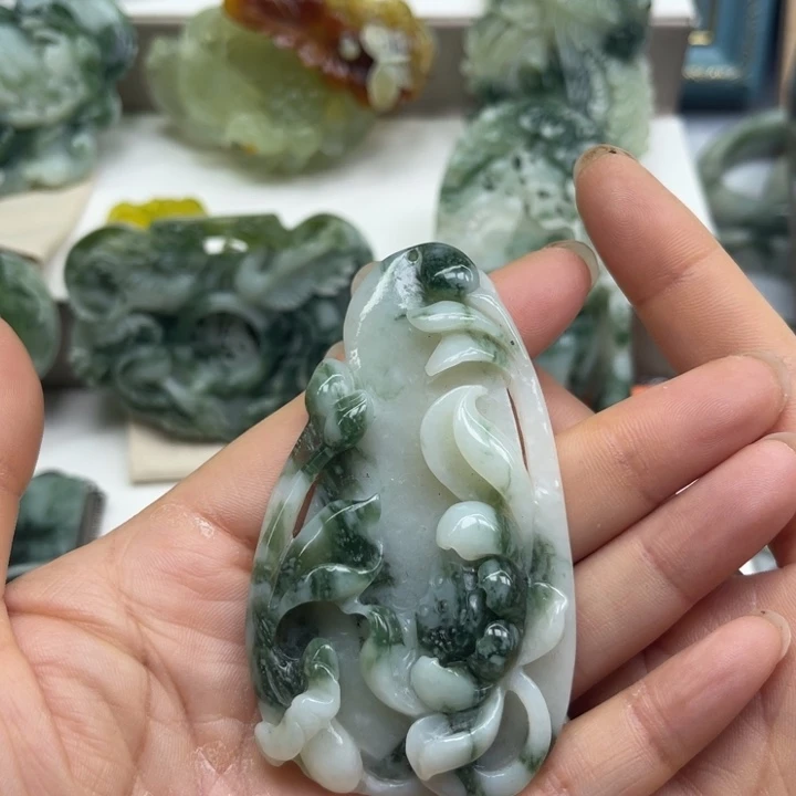 透闪石-蛇纹石玉颈饰未镶嵌