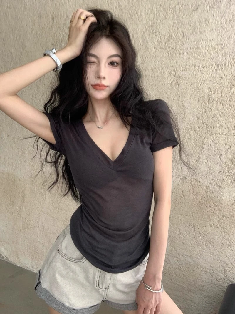 设计高级感薄款微透V领T恤女夏季新款甜辣妹垂感性感短袖百搭上衣