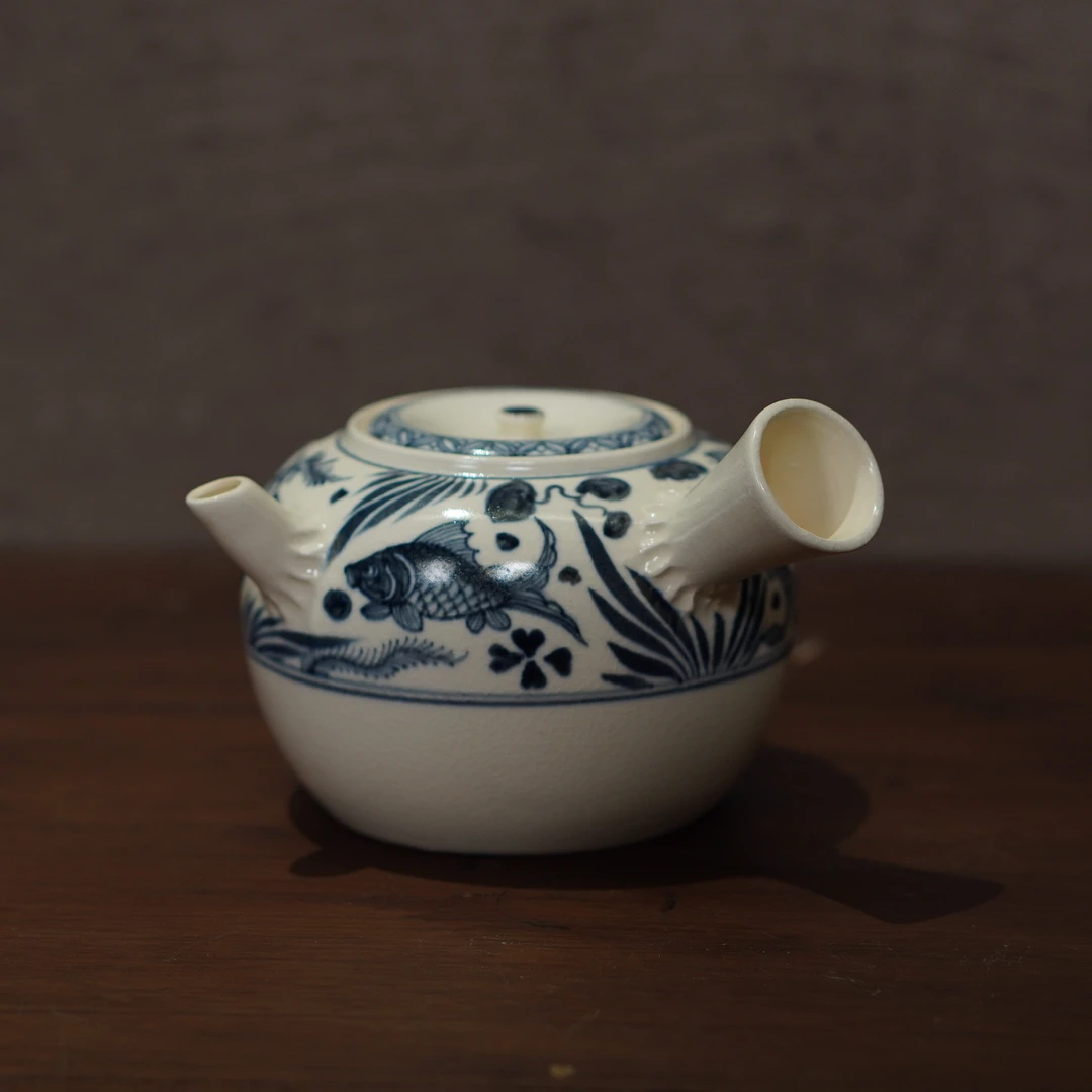 【小田甄陶】 苏打釉青花鱼藻纹侧把壶（W0256）容量500CC