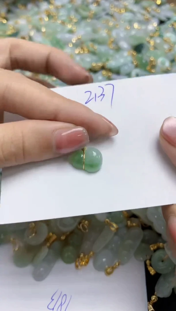 【闪购商品】翡翠挂件合金v 天然缅甸翡翠A货