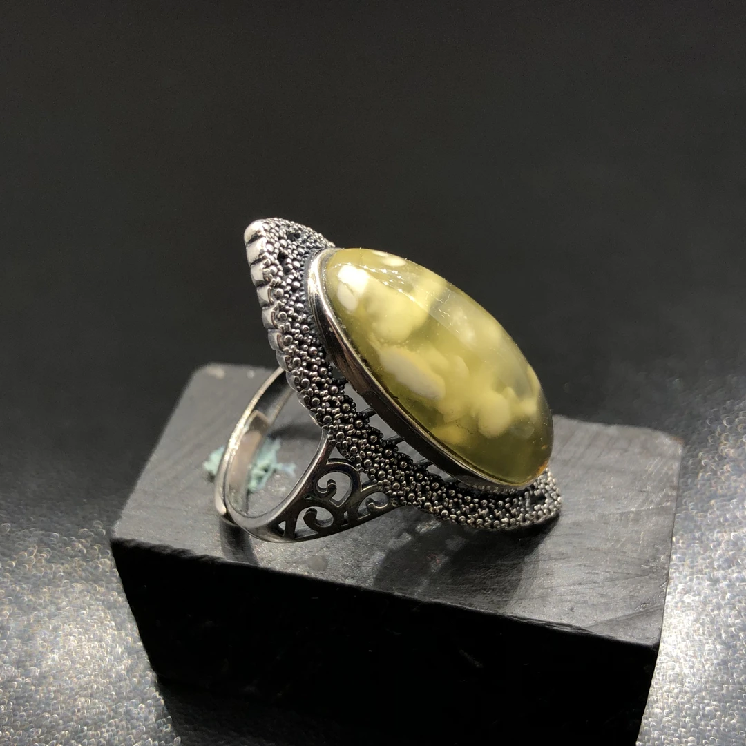 天然妖花琥珀戒指，女款。