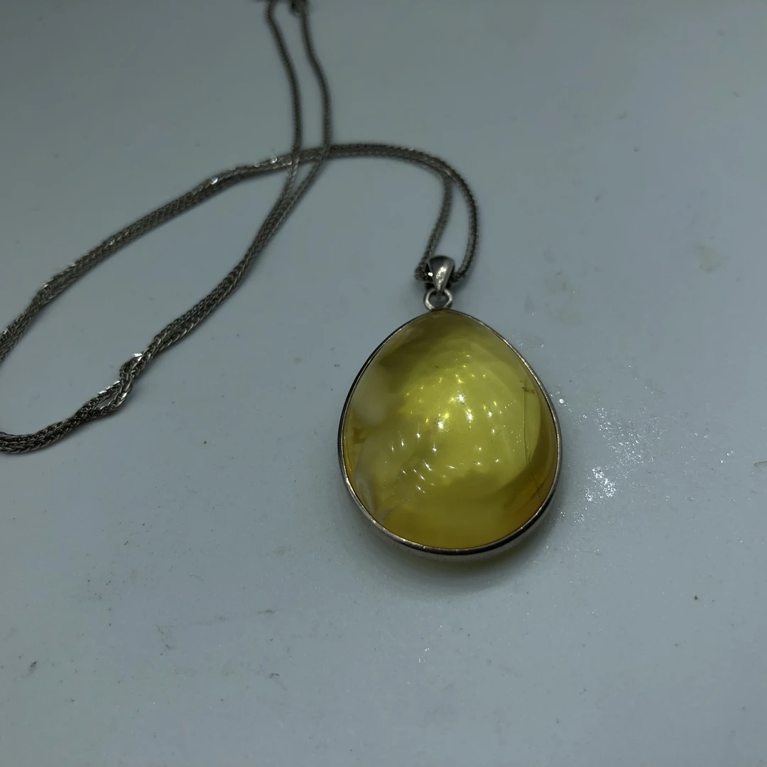 乌克兰天然琥珀吊坠，S925银镶嵌。