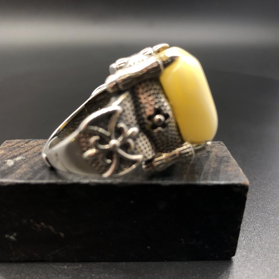 天然俄料白花琥珀戒指，阳刚方型 复古风，体现原始气质，力的象征。