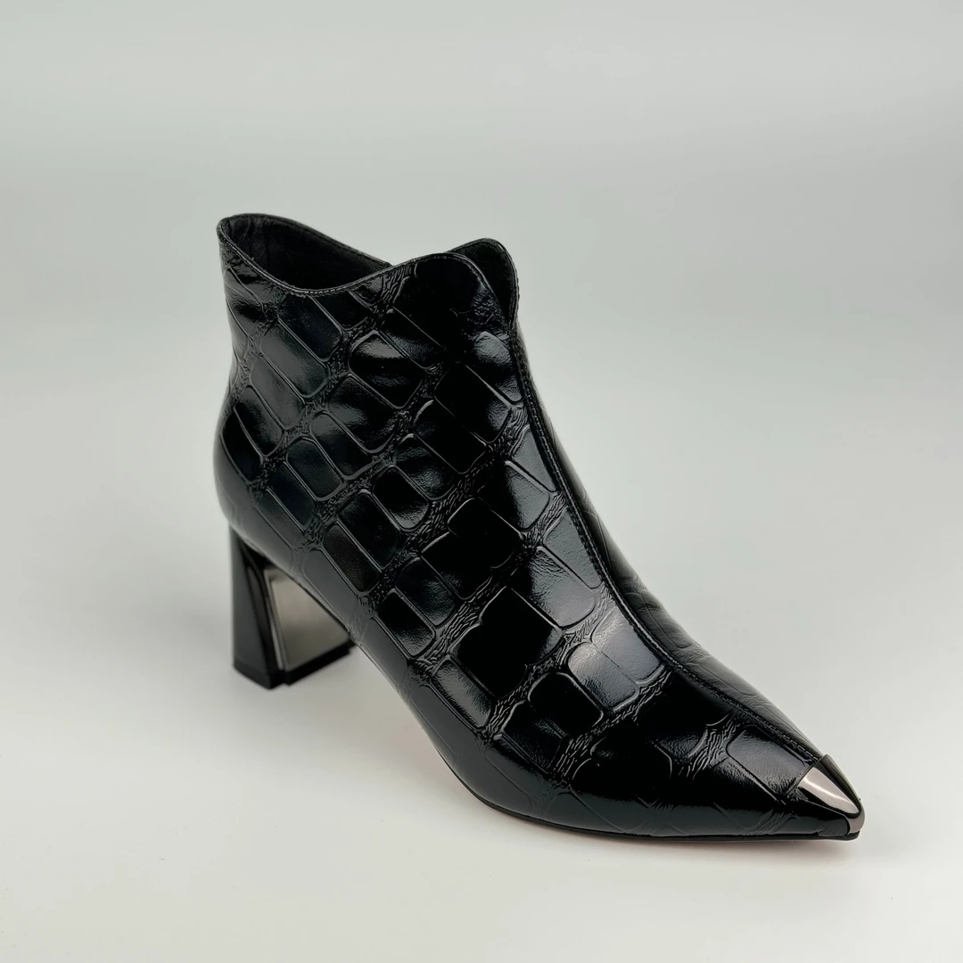D102 黑色压花牛皮  气质名媛 简单百搭 真皮短靴