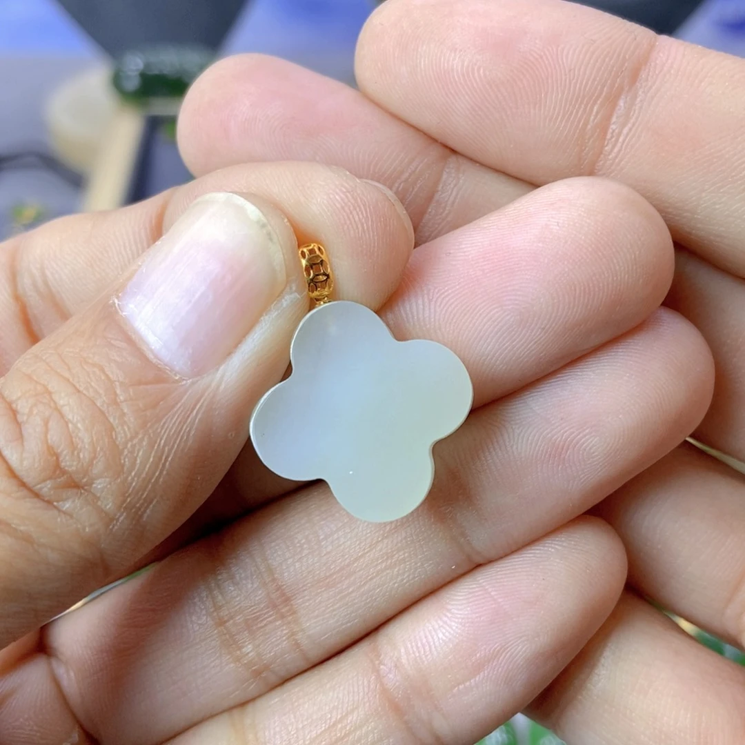 和田玉（白玉）吊坠18K金镶嵌四叶草吊坠