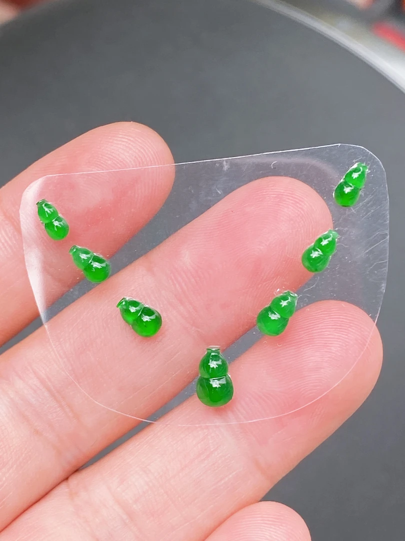 翡翠A货阳绿葫芦戒面一手绿色镶嵌满绿