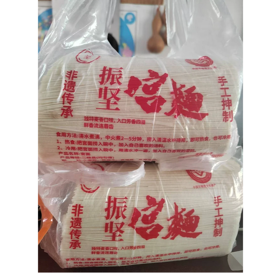 振坚宫面口感细腻爽滑，适合人们的口感需求。吴桥宫面挂面文化深厚