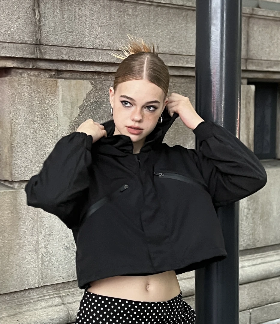 新款时尚短款立领冲锋衣外套长袖连帽宽松黑色秋季百搭显高显瘦