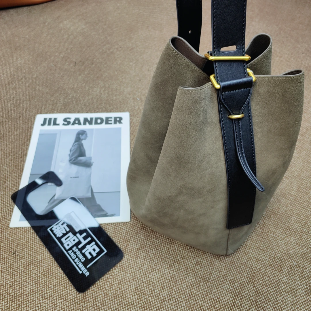 《嘉怡推荐》2024高级感磨砂牛皮水桶包