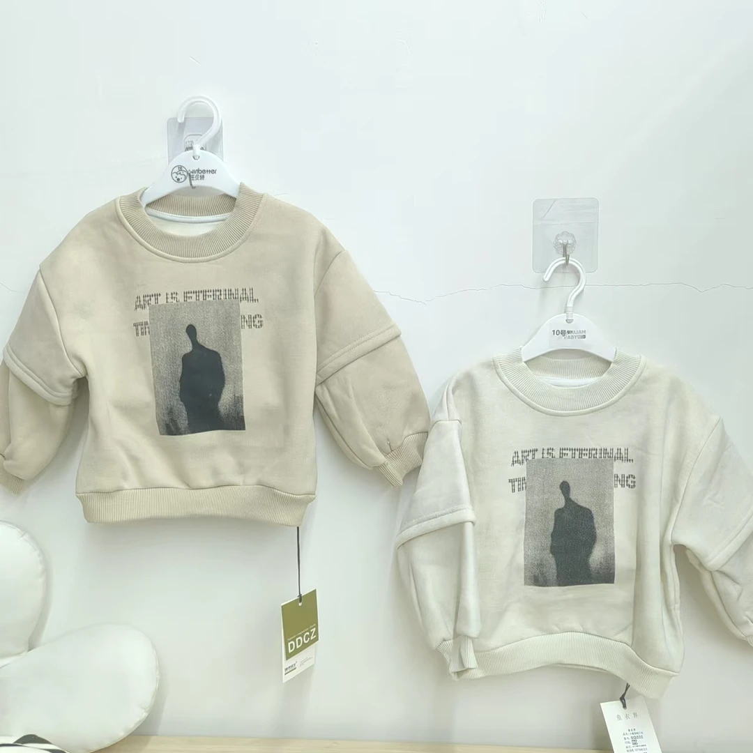 332童衣界晕染字母保暖卫衣