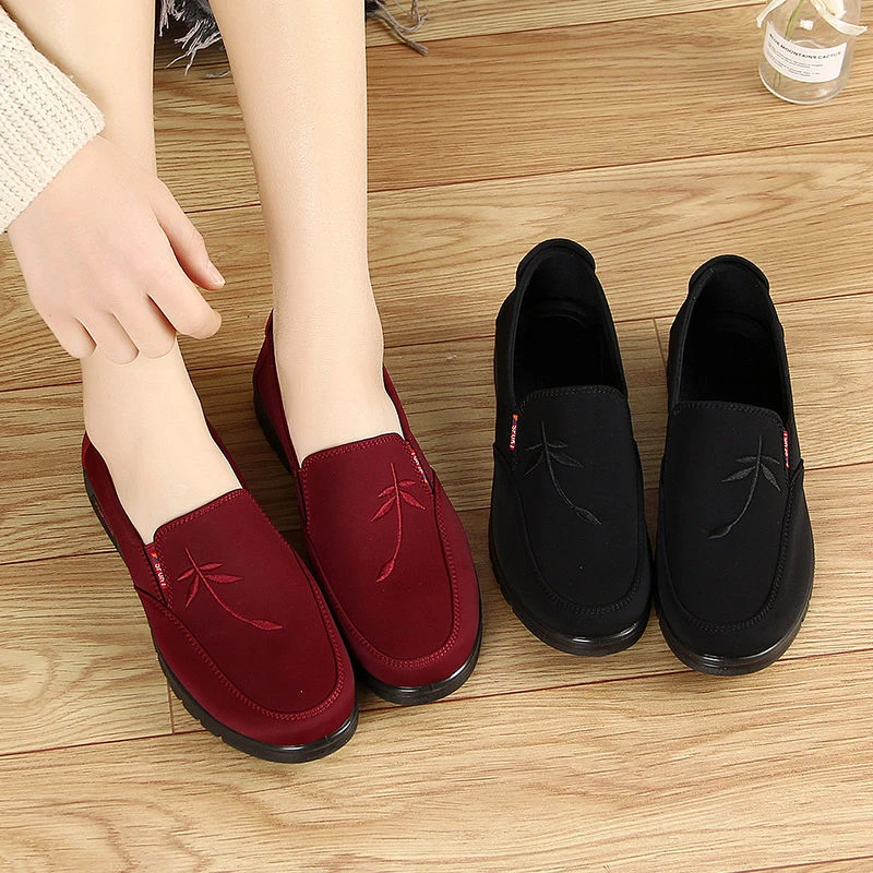 老北京布鞋女平跟软底妈妈鞋舒适防滑老年人大码一脚蹬奶奶老人鞋