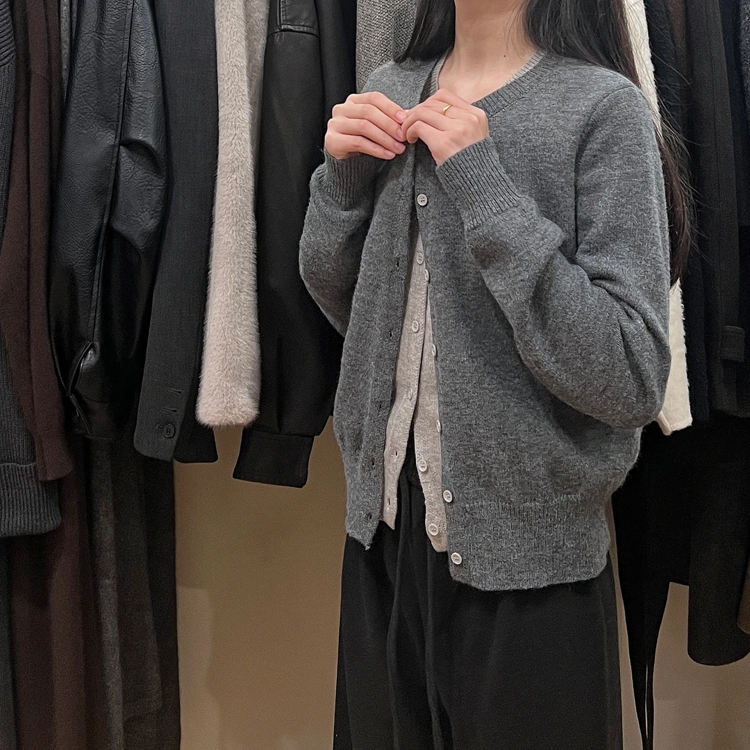 【素简】秋季新款保暖针织毛衣女纯色简约圆领系扣开衫03289