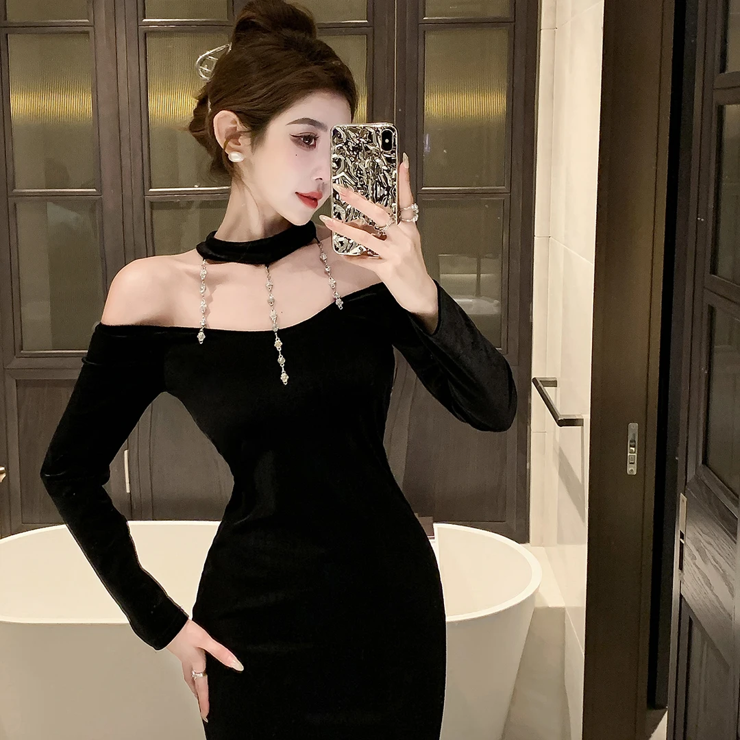 法式赫本风黑色长袖丝绒挂脖连衣裙女春秋高级性感鱼尾礼服长裙子