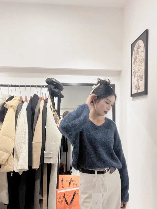 毛茸茸针织打底衫
