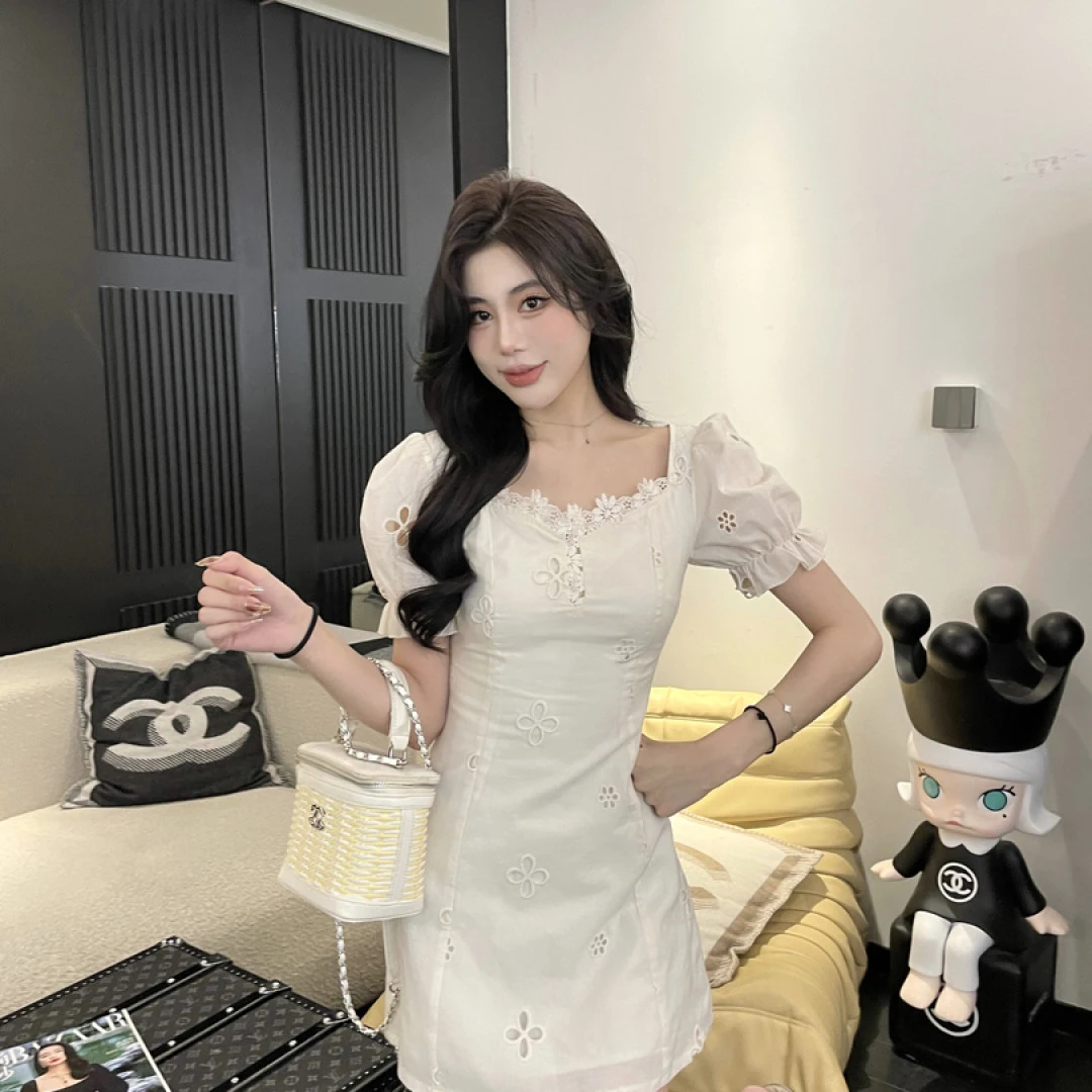 邱肉瑶月光白茶春夏新款法式短裙连衣裙绣花设计气质修身显瘦夏季