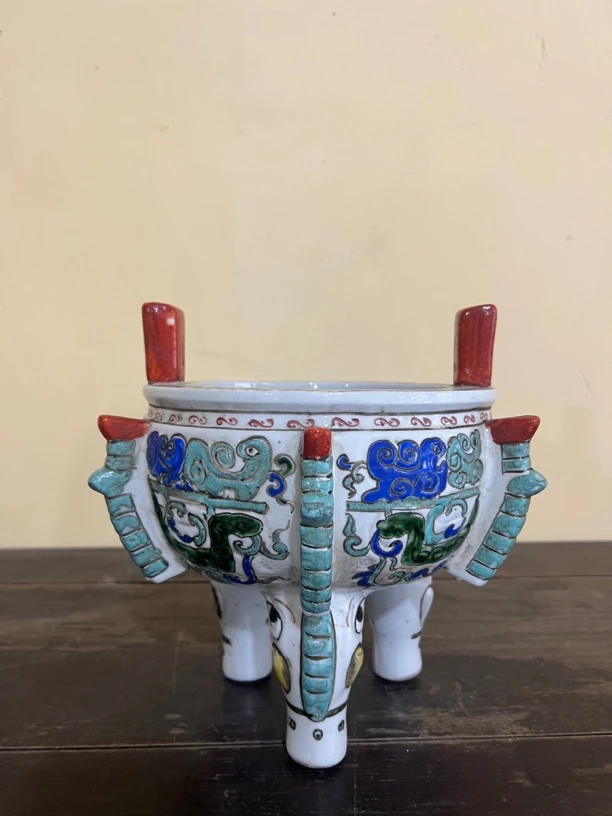 粉彩浮雕怪癖纹香炉