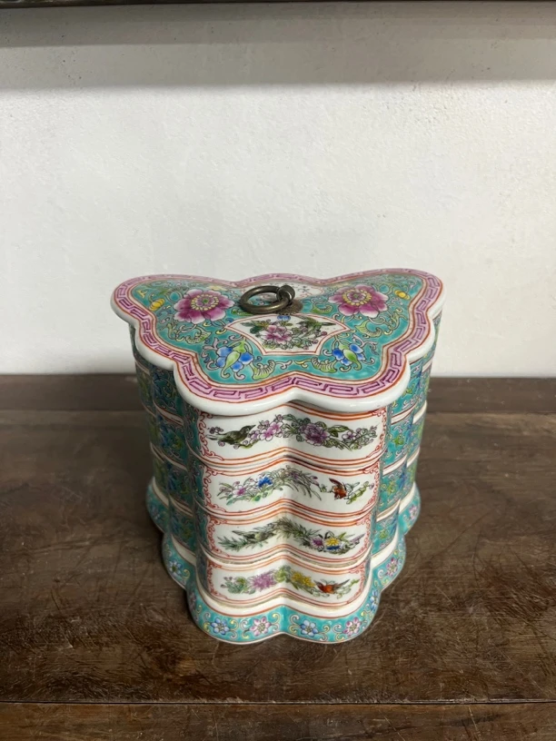 粉彩蝴蝶四层粉盒